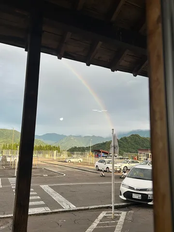 雨上がりの虹と駐車場