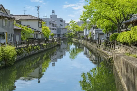 静寂の水辺、日常の風景