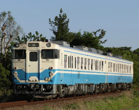 青空と緑に映えるレトロ列車