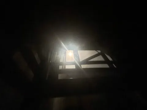 闇夜の灯り、秘密の入り口