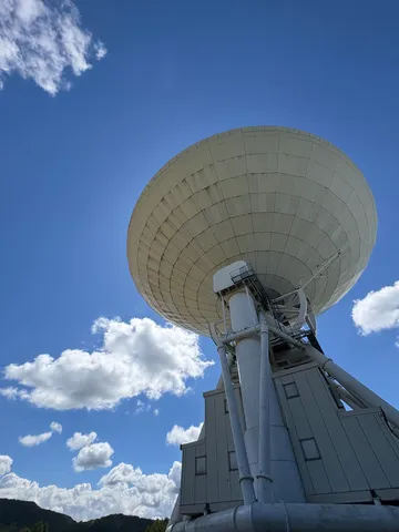 空と巨大なパラボラアンテナ
