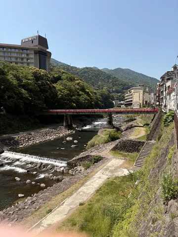 涼やかな川辺に架かる赤い橋