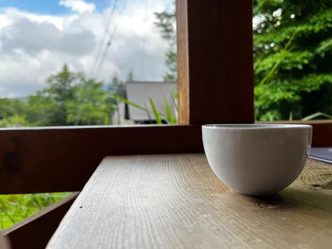窓辺の朝の一杯