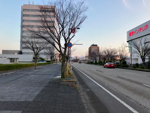 都会の日常、静かな夕暮れ時