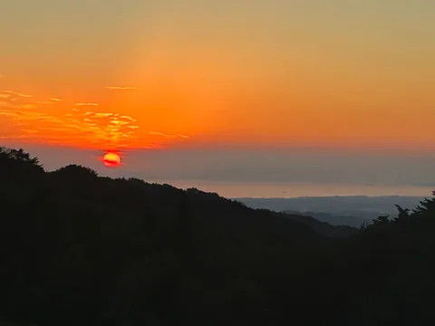 夕陽と山影の静かな一刻