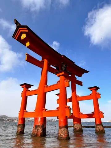 水上の朱色、空への誘い
