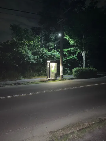 夜の緑と光の電話ボックス