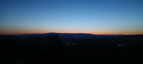 空のグラデーションと遠い光