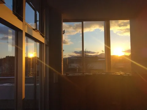 窓越しの夕陽、光のグラデーション