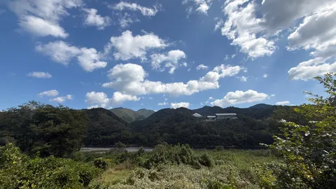山と川が語る静かな景色