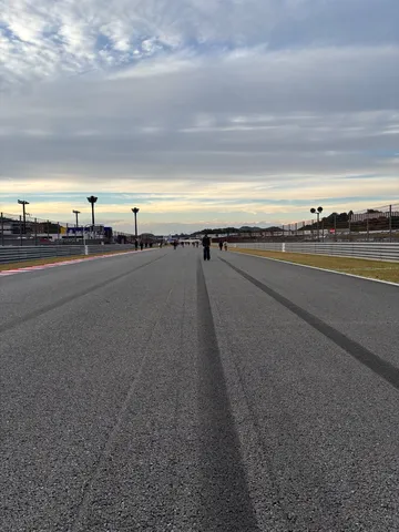 レースの余韻、静かなトラック