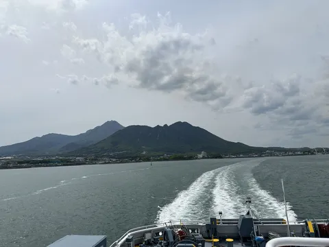 水面に残る航跡と雄大な景色
