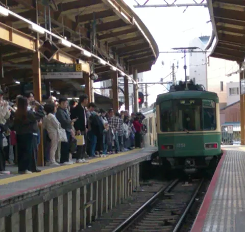 駅に滑り込む緑の電車