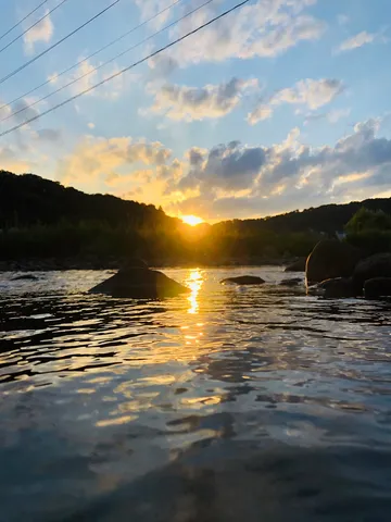 水面に映る夕陽のグラデーション