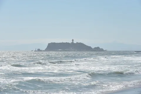 遠くの島と波の音