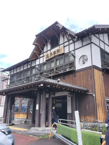 木造駅舎の温もり、旅愁を誘う