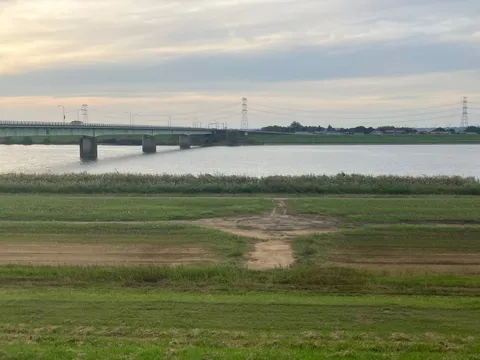 夕暮れの川と橋のつぶやき