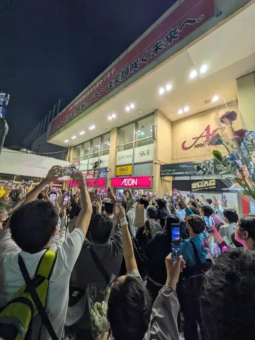 未来への熱気、スマホ越しの光景