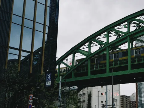 都会の風景、電車とビル