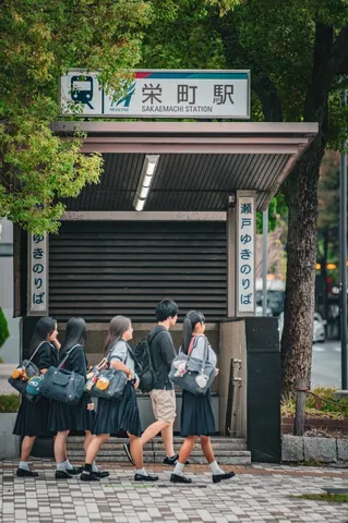 駅前を横切る午後