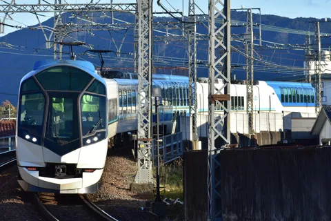 青い流線形、山道を行く