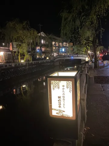 夜の水辺に灯る温かい灯り
