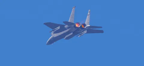 青空を背にする翼の炎