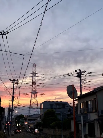 電線と夕焼け、都会のノスタルジー