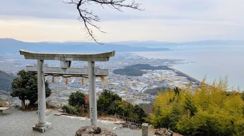 鳥居の向こうに広がる絶景