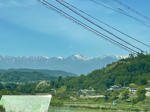 雪の山と電線の謎