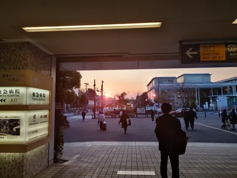 夕暮れの駅前通り