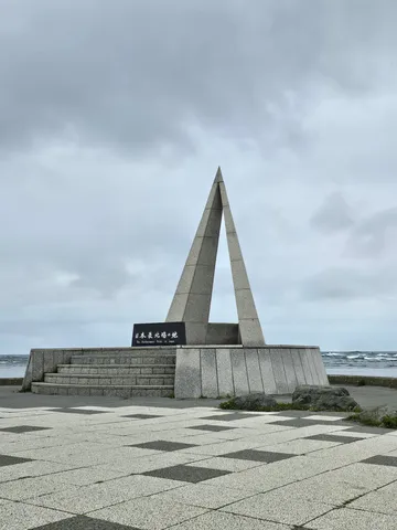 海辺の三角祈念碑