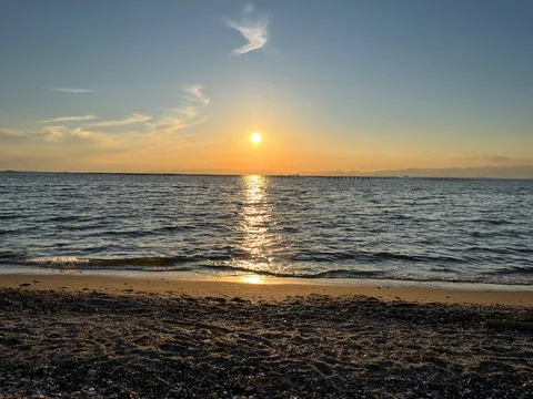 水平線に沈む夕日、海辺の静寂