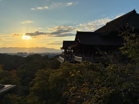 夕暮れに浮かぶ古刹と街並み