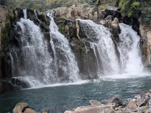 岩肌を滑り落ちる水の芸術