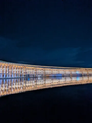 光と影、水面に映る幻想的な夜景