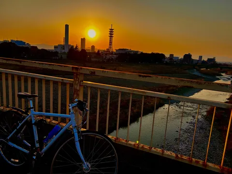 夕焼けに染まる橋の自転車