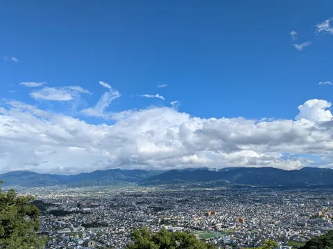 雲海の街、山並みへの誘い