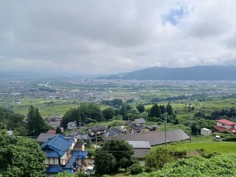 青い屋根と広がる谷間