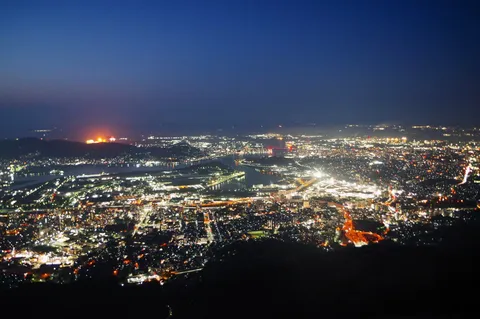 夜景に灯る、街の息吹