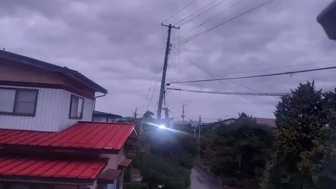光射す電柱のある街角