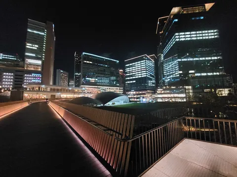 光の回廊、都会の夜
