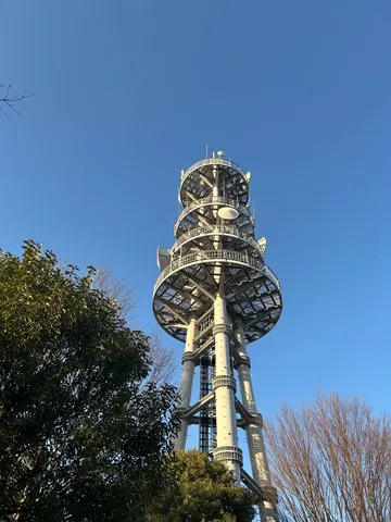 青空にそびえる鉄塔