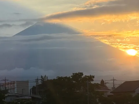 雲海に浮かぶ富士山、黄金の瞬間