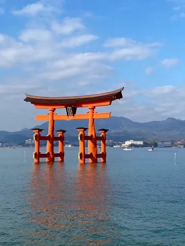 水鏡に立つ朱の鳥居