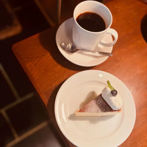 午後のひととき、至福のコーヒーとケーキ