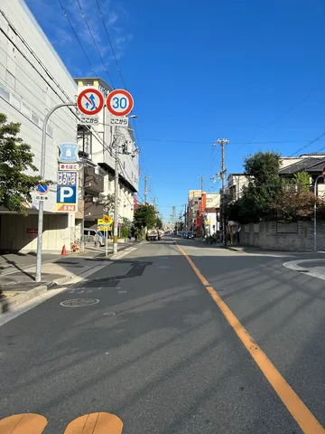 青空と信号、日常の風景