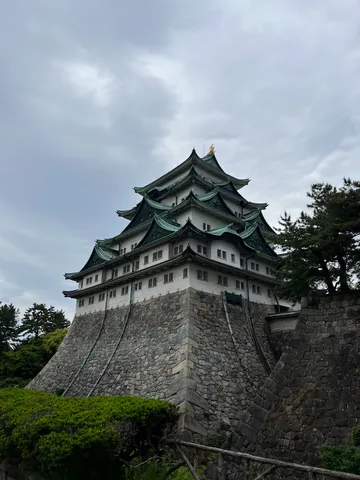 曇り空にそびえる城