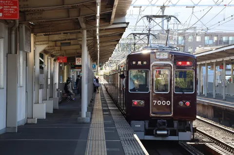 夕暮れの駅、旅立ちの予感