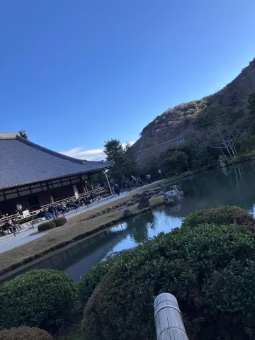 静寂の池と古刹の佇まい